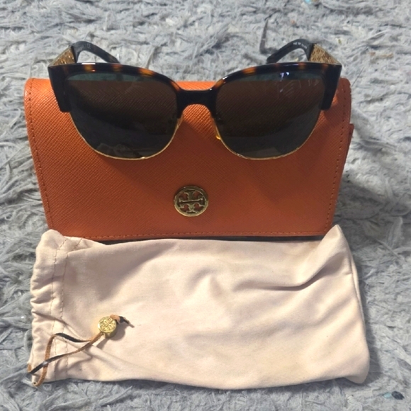 Tory Burch Accessories - Tory Burch Tortoise Shell & Gold Women's Sunnies (NWT)(CASE)(DUST BAG)✨️🤎✨️